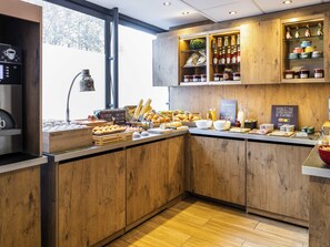 Petit déjeuner buffet servi tous les jours en supplément