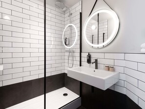 Chambre Triple (1 Double Bed and 1 Single Sofa Bed) | Salle de bain | Sèche-cheveux, serviettes fournies