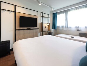Chambre Triple (1 Double Bed and 1 Single Sofa Bed)