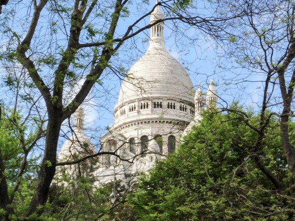 A domed building with a spire, surrounded by trees. - ibis Paris Gare de Lyon Diderot 12th (Paris)