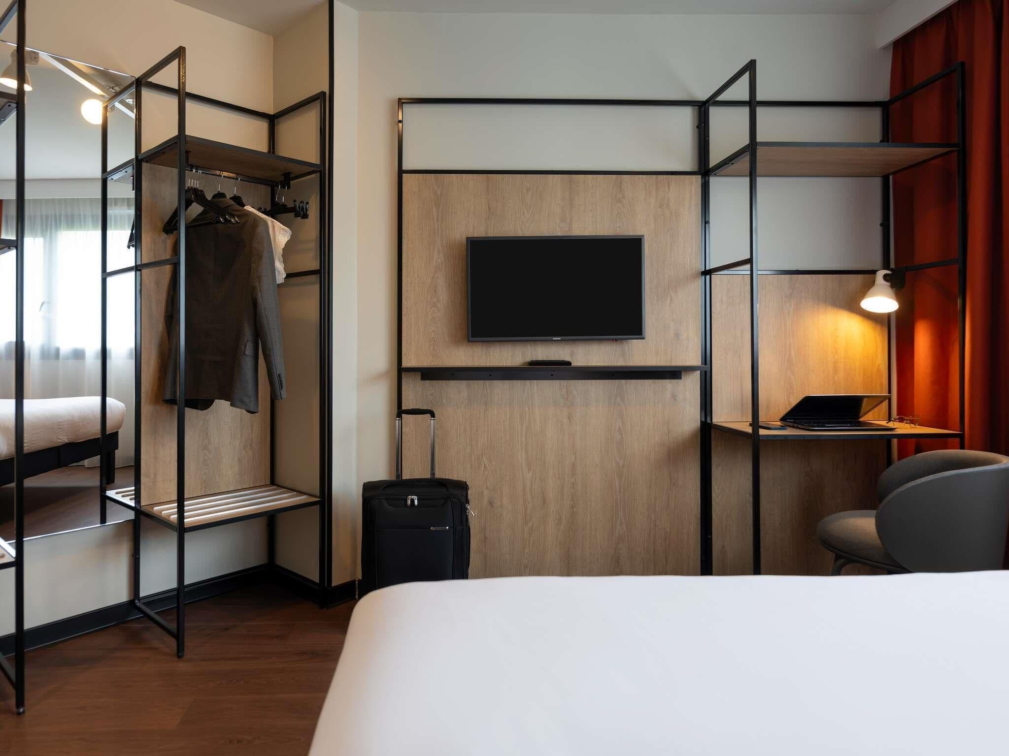 Standaard tweepersoonskamer, 1 tweepersoonsbed | Een kluis op de kamer, een bureau, verduisterende gordijnen