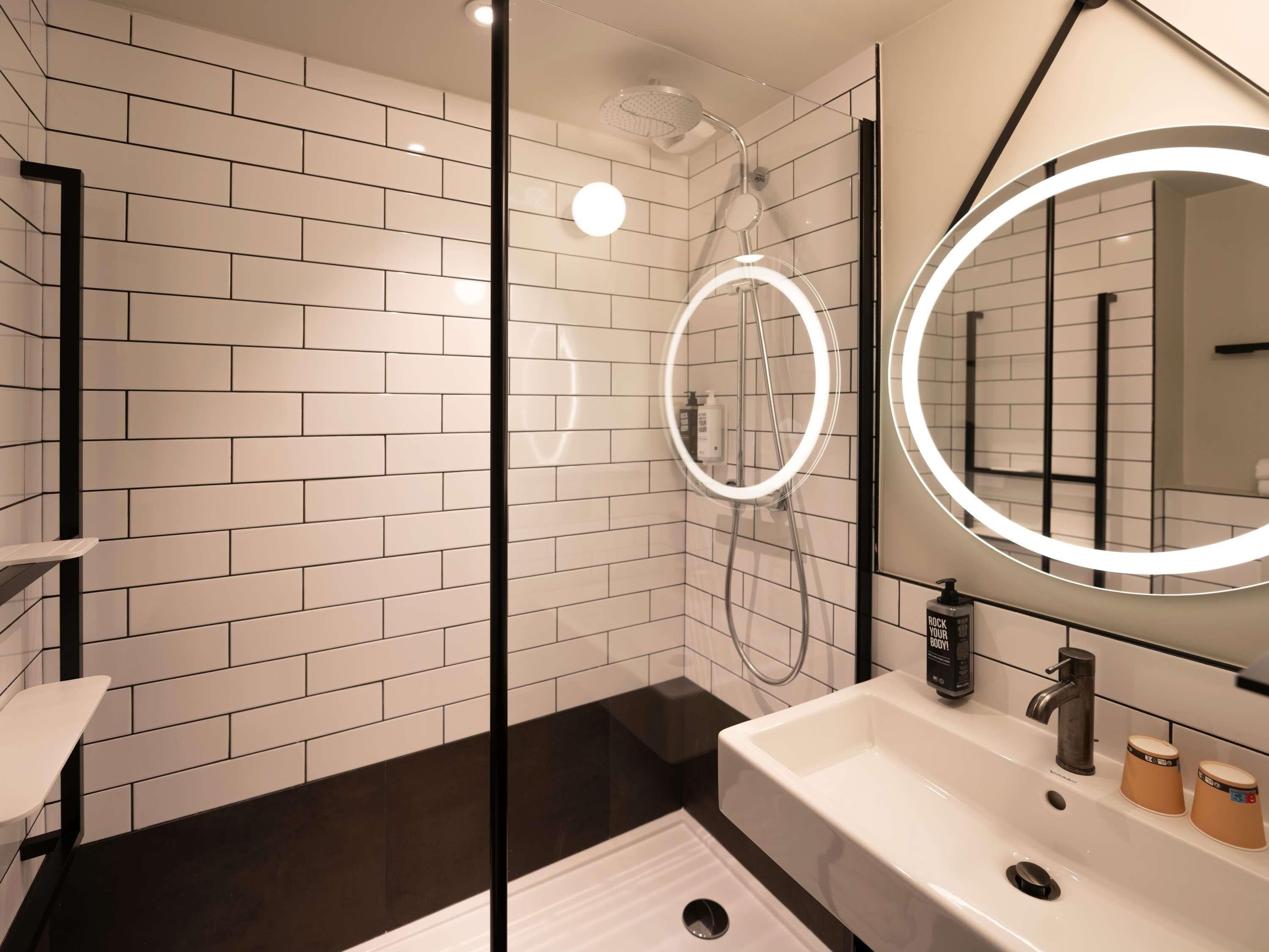 standard double room, 1 double bed | in-room safe, desk, blackout curtains, soundproofing