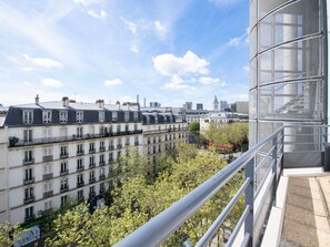 A view of Parisian buildings with balconies and a clear sky. - ibis Paris Gare de Lyon Diderot 12th (Paris)