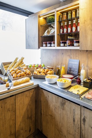 Daily buffet breakfast (EUR 13.9 per person)