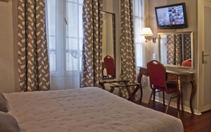 Hochwertige Bettwaren, Select-Comfort-Betten, Zimmersafe, Schreibtisch