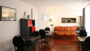 LCD TV - Hotel Hippodrome (Paris)