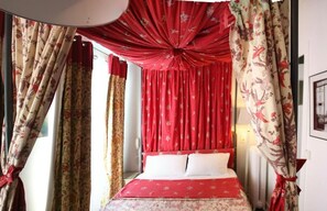 أغطية فراش متميزة وأسرّة سليكت كومفورت وخزنة داخل الغرفة ومكتب