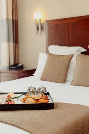 Hochwertige Bettwaren, Betten mit Memory-Foam-Matratzen, Minibar