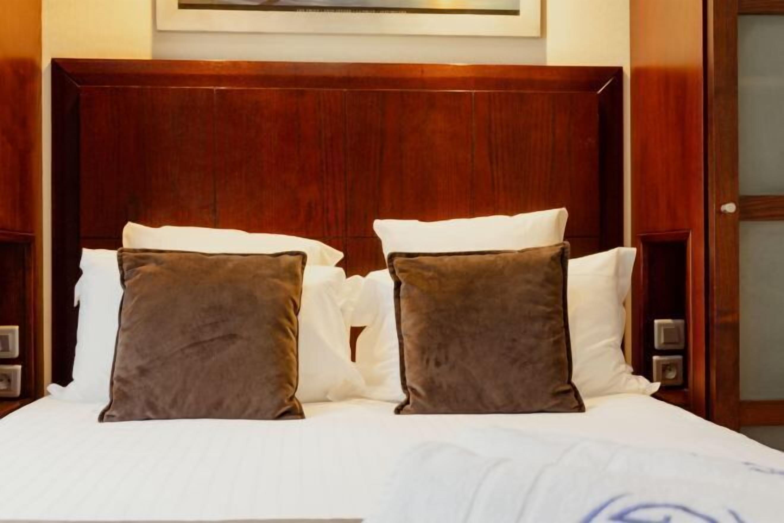 Bộ đồ giường cao cấp, nệm cao su hoạt tính (memory foam), minibar 