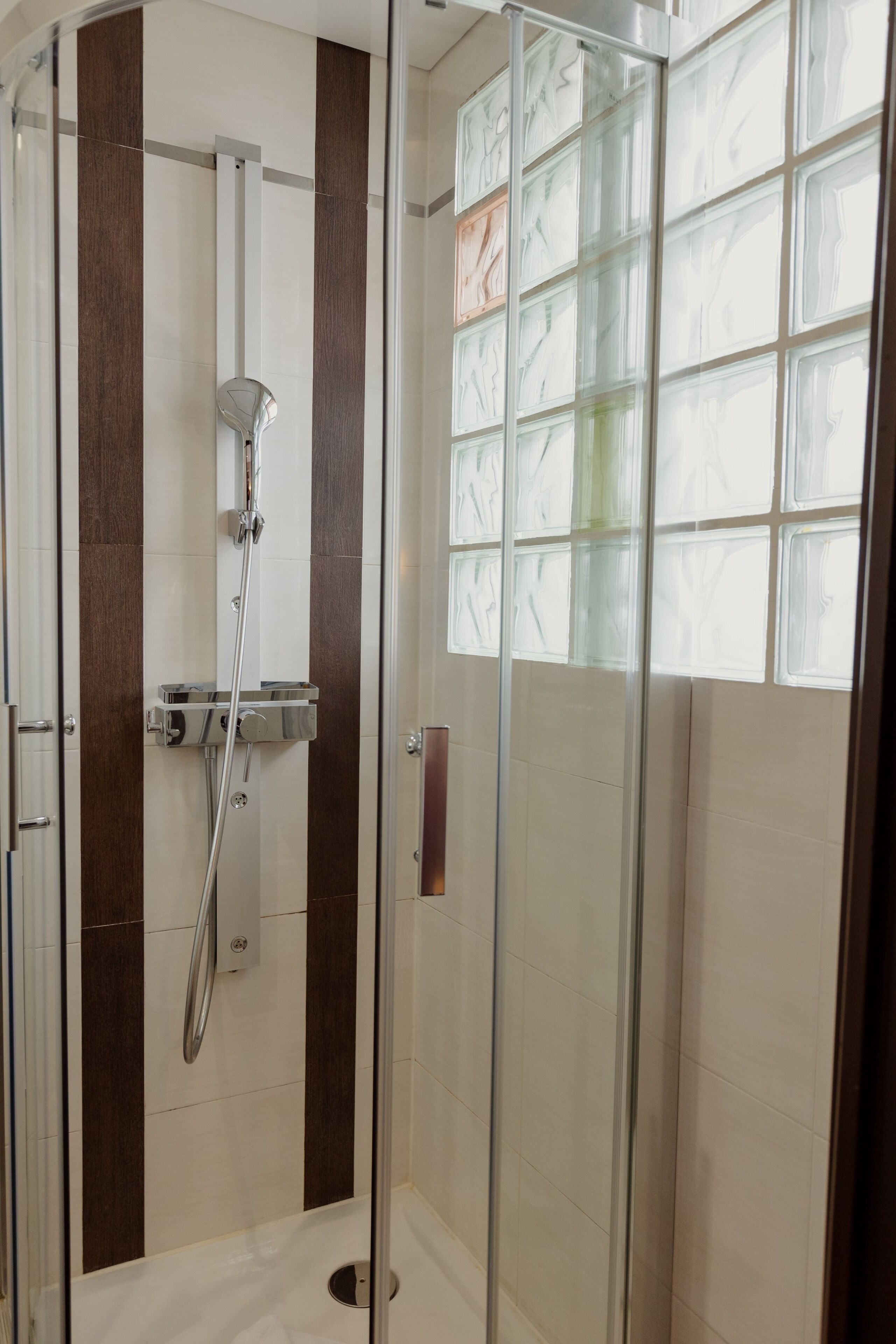 classic balcony room | bathroom | hydromassage showerhead, free toiletries, hair dryer, slippers