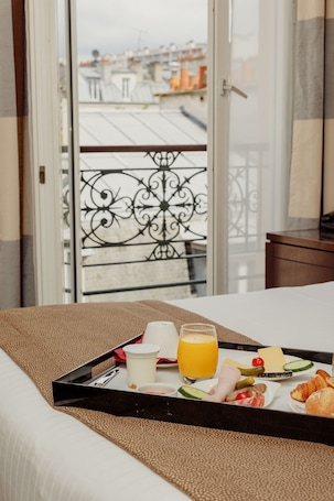 Chambre Classique Balcon | Literie de qualité supérieure, matelas mémoire de forme, minibar. Grand Hotel Francais