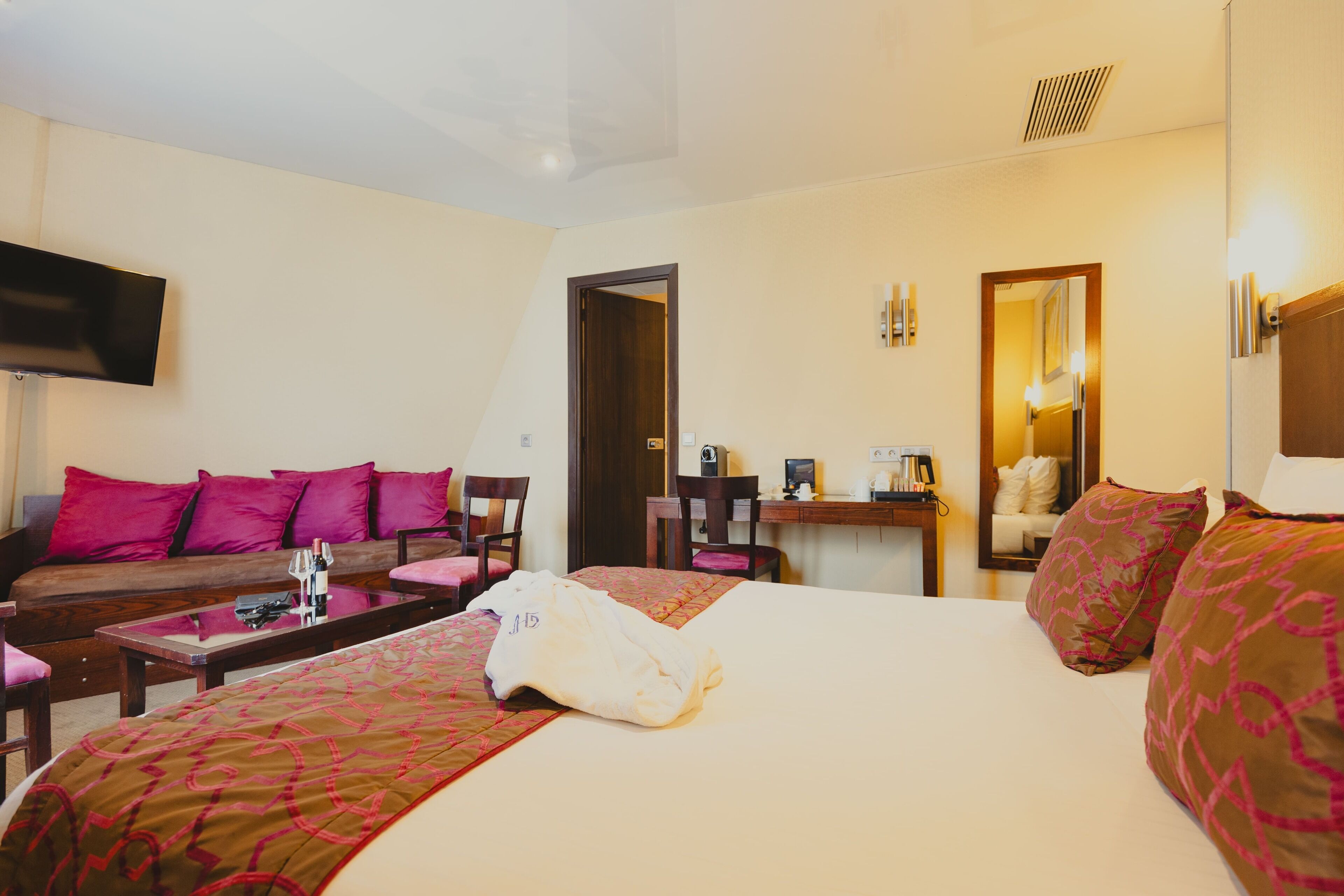 junior suite | 1 bedroom, premium bedding, memory-foam beds, minibar