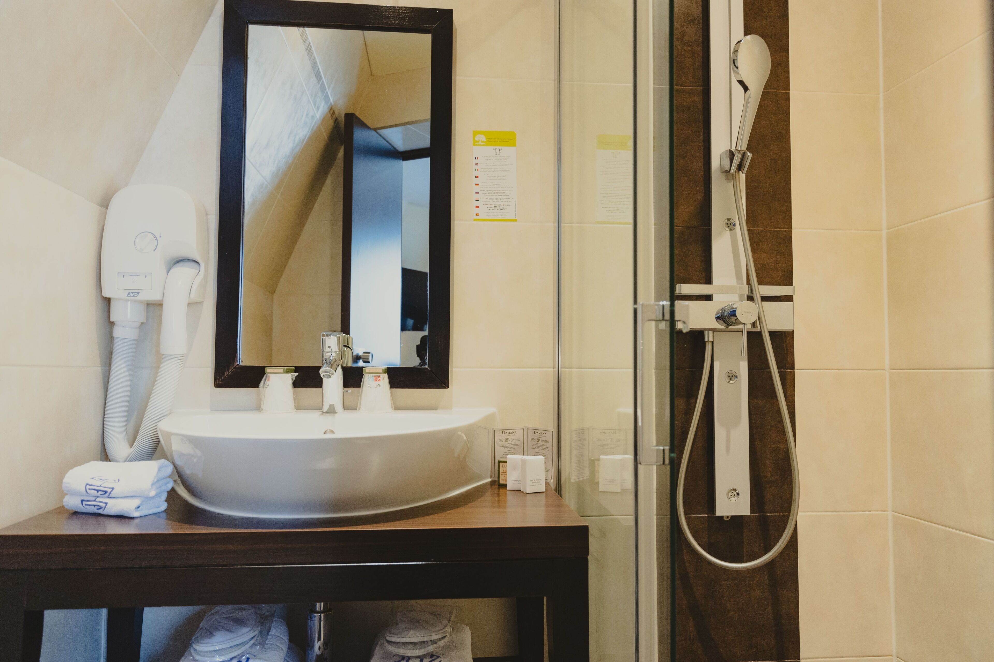 junior suite | bathroom | hydromassage showerhead, free toiletries, hair dryer, slippers