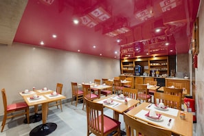 Colazione a buffet, servita tutte le mattine (14 EUR a persona)