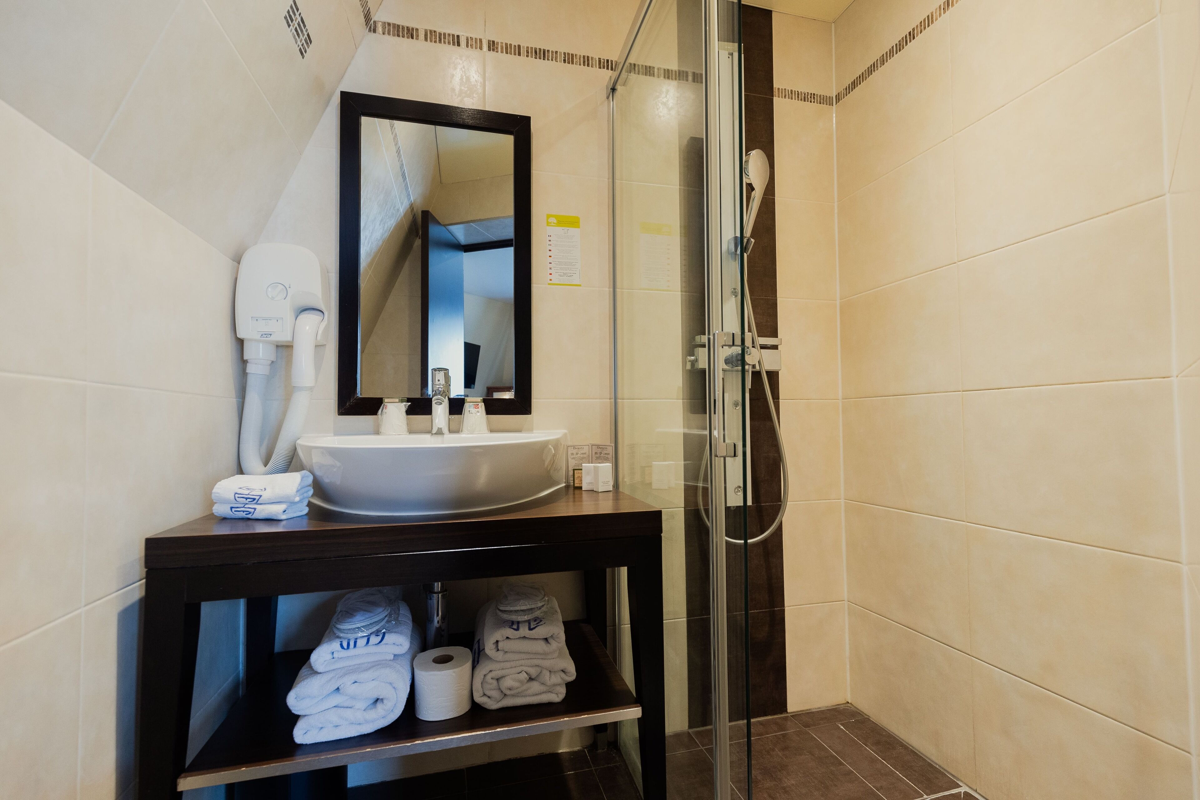 junior suite | bathroom | hydromassage showerhead, free toiletries, hair dryer, slippers