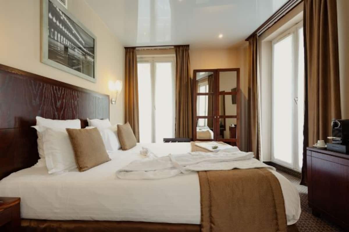 Ropa de cama de alta calidad, camas con efecto memoria y minibar