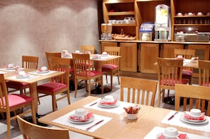 Colazione a buffet, servita tutte le mattine (14 EUR a persona) 