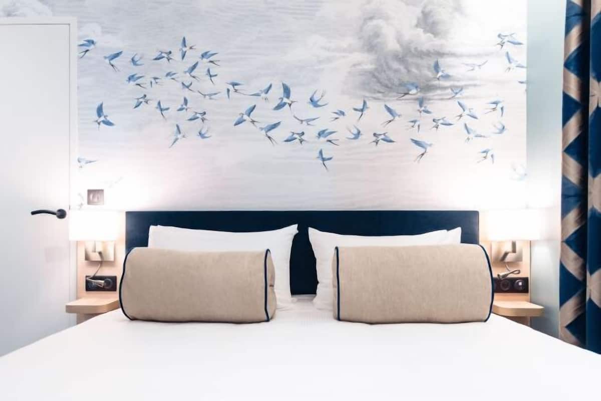 Premium bedding, pillowtop beds, in-room safe, desk