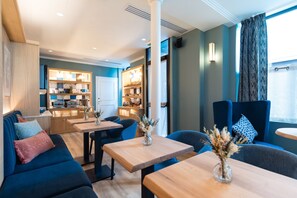 Café da manhã com buffet todos os dias (EUR 18 por pessoa) 