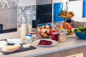 Café da manhã com buffet todos os dias (EUR 18 por pessoa) 
