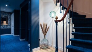 Uma escada moderna com corrimãos de madeira e degraus azul escuro.