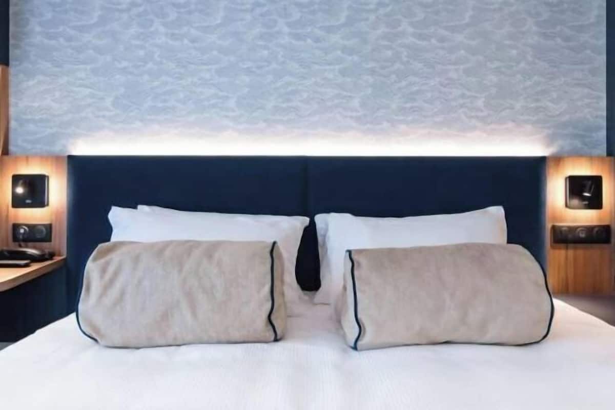 Premium bedding, pillowtop beds, in-room safe, desk