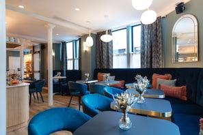 Café da manhã com buffet todos os dias (EUR 18 por pessoa)