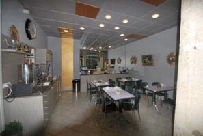 Bữa sáng (8 EUR/mỗi người) 