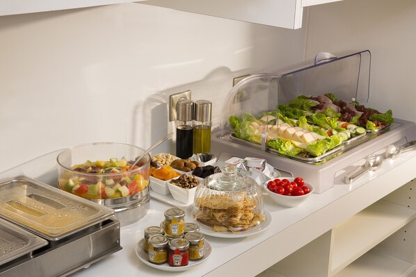 Tägliches Frühstücksbuffet (17.50 EUR pro Person)