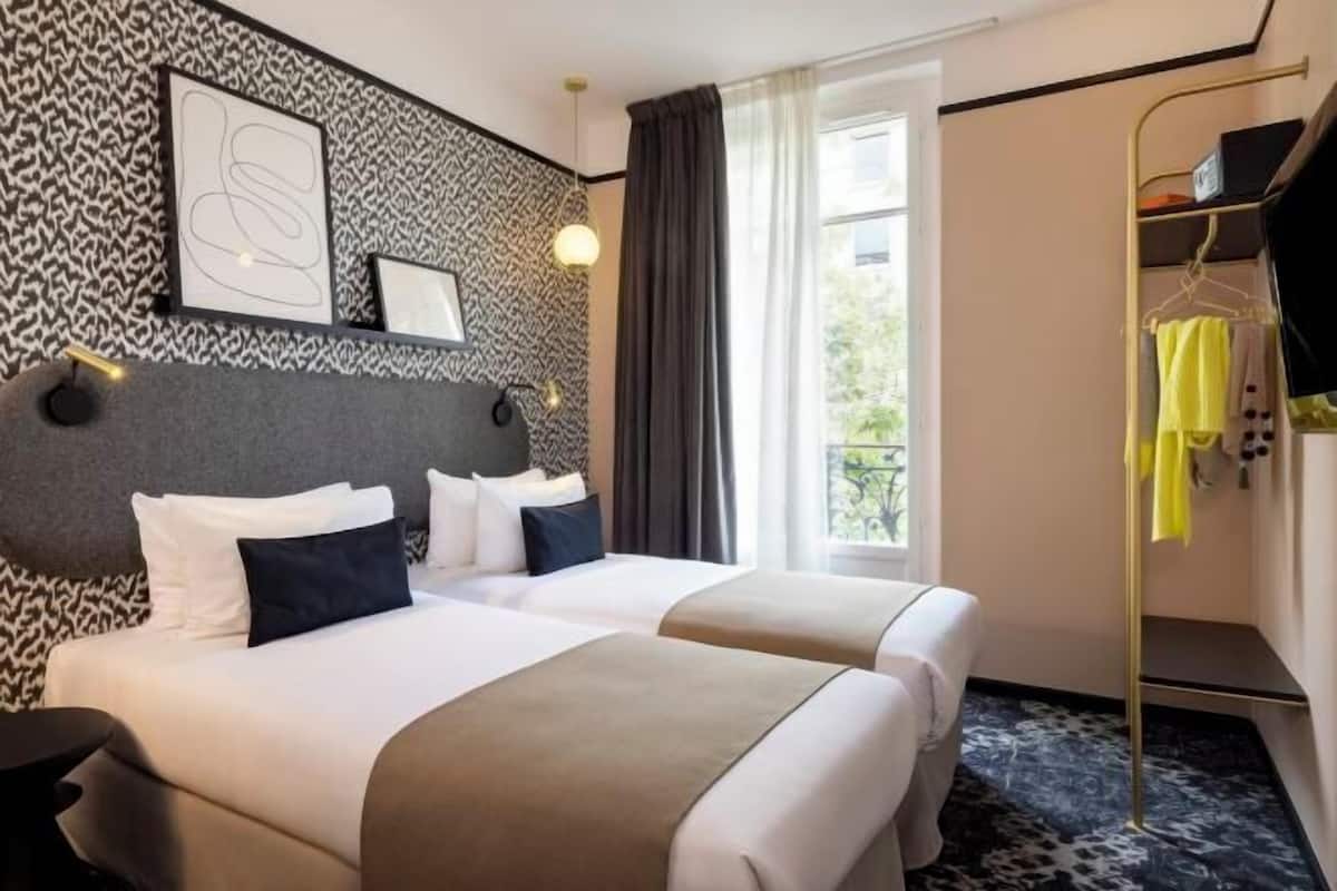Premium bedding, in-room safe, desk, blackout drapes