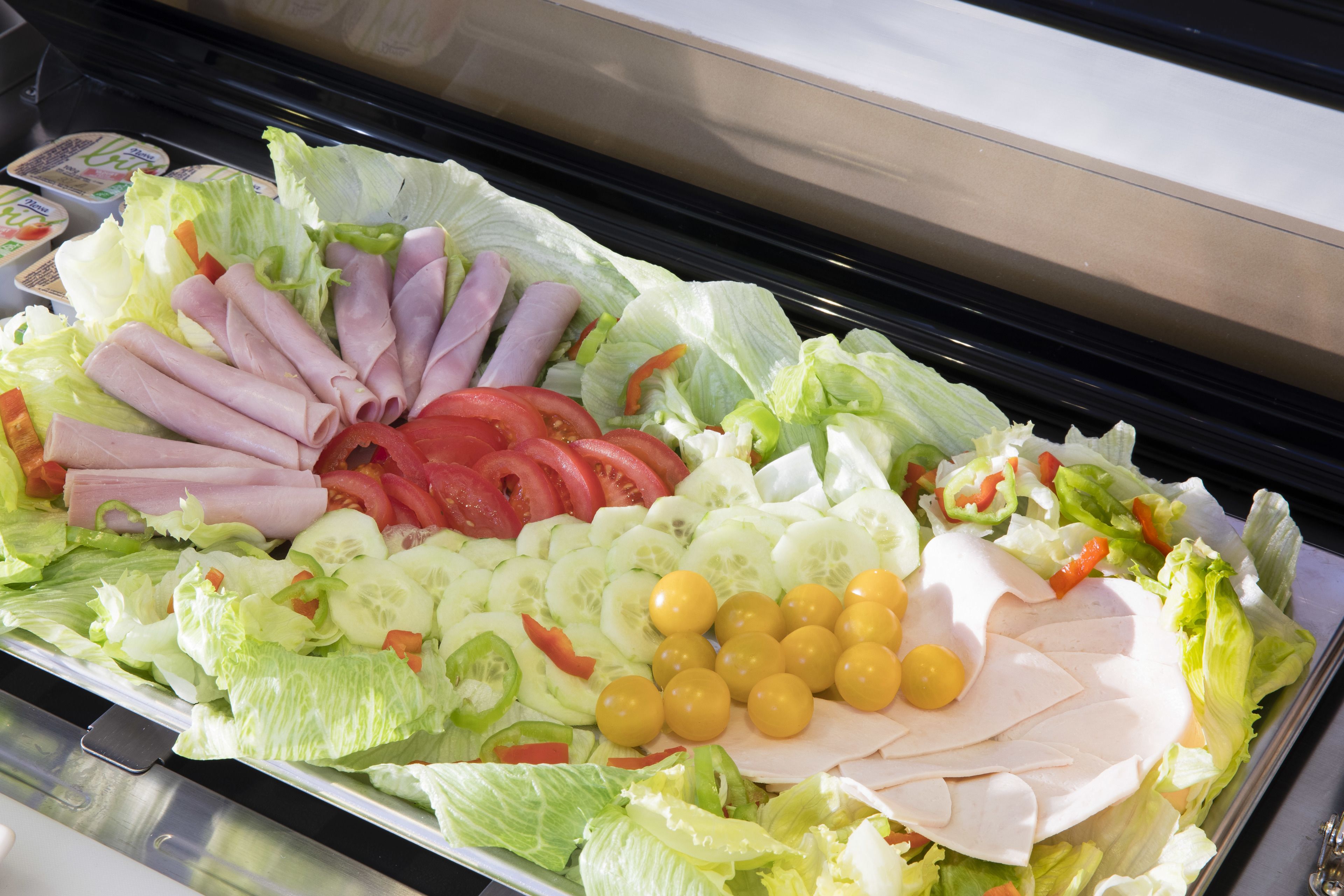 A plat amb una varietat de productes de picar, com talls de carn, verdures i formatge.