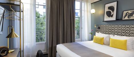 Hochwertige Bettwaren, Zimmersafe, Schreibtisch, Verdunkelungsvorhänge