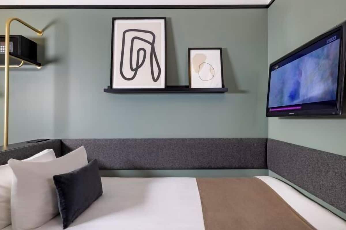 Premium bedding, in-room safe, desk, blackout curtains
