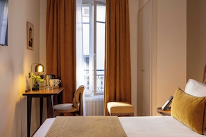 In-room safe, desk, blackout drapes, iron/ironing board - Europe Hotel Paris Eiffel (Paris)