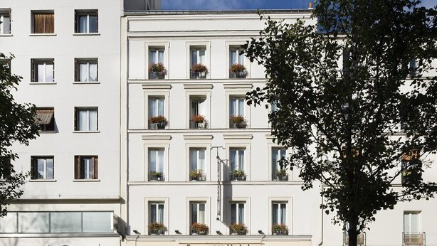 Un edificio con un cartello che indica l'