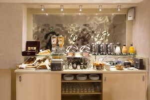 Desayuno completo diario (EUR 14 por persona)