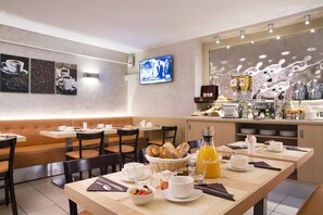 Café da manhã completo todos os dias mediante uma taxa