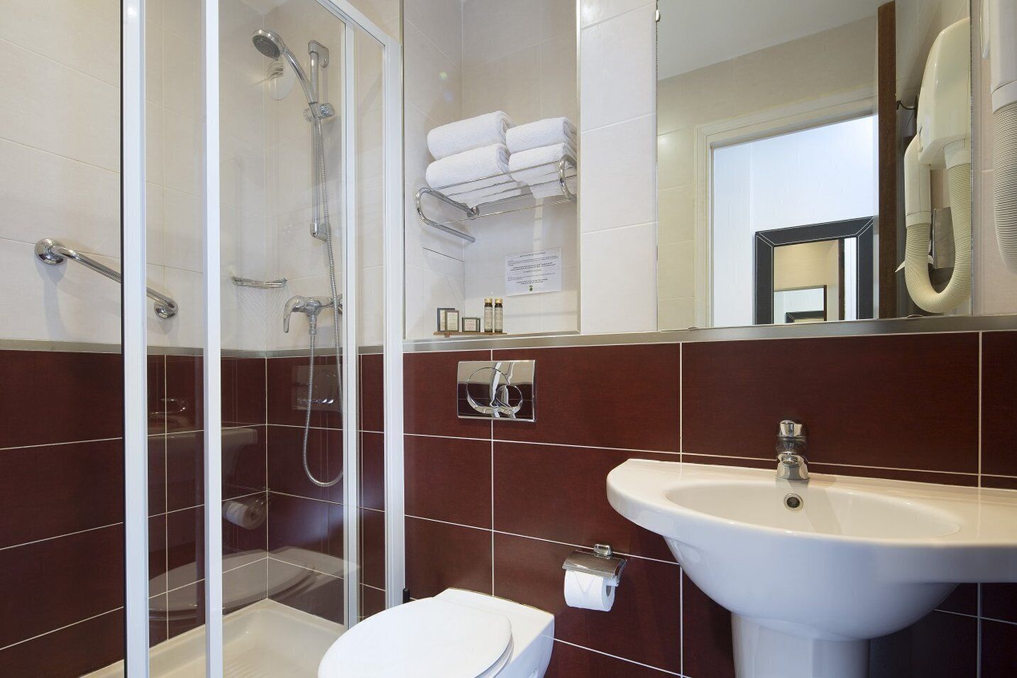 comfort double room | bathroom | combined shower/bathtub, designer toiletries, hair dryer, bidet