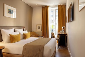 Quarto casal conforto | Cofres nos quartos, escrivaninha, cortinas blackout