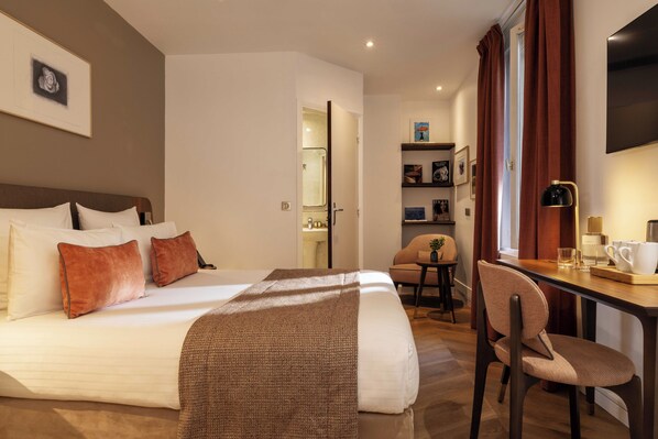 Quarto casal conforto | Cofres nos quartos, escrivaninha, cortinas blackout