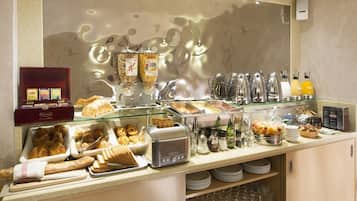 Se ofrece un desayuno completo (14 EUR por persona)