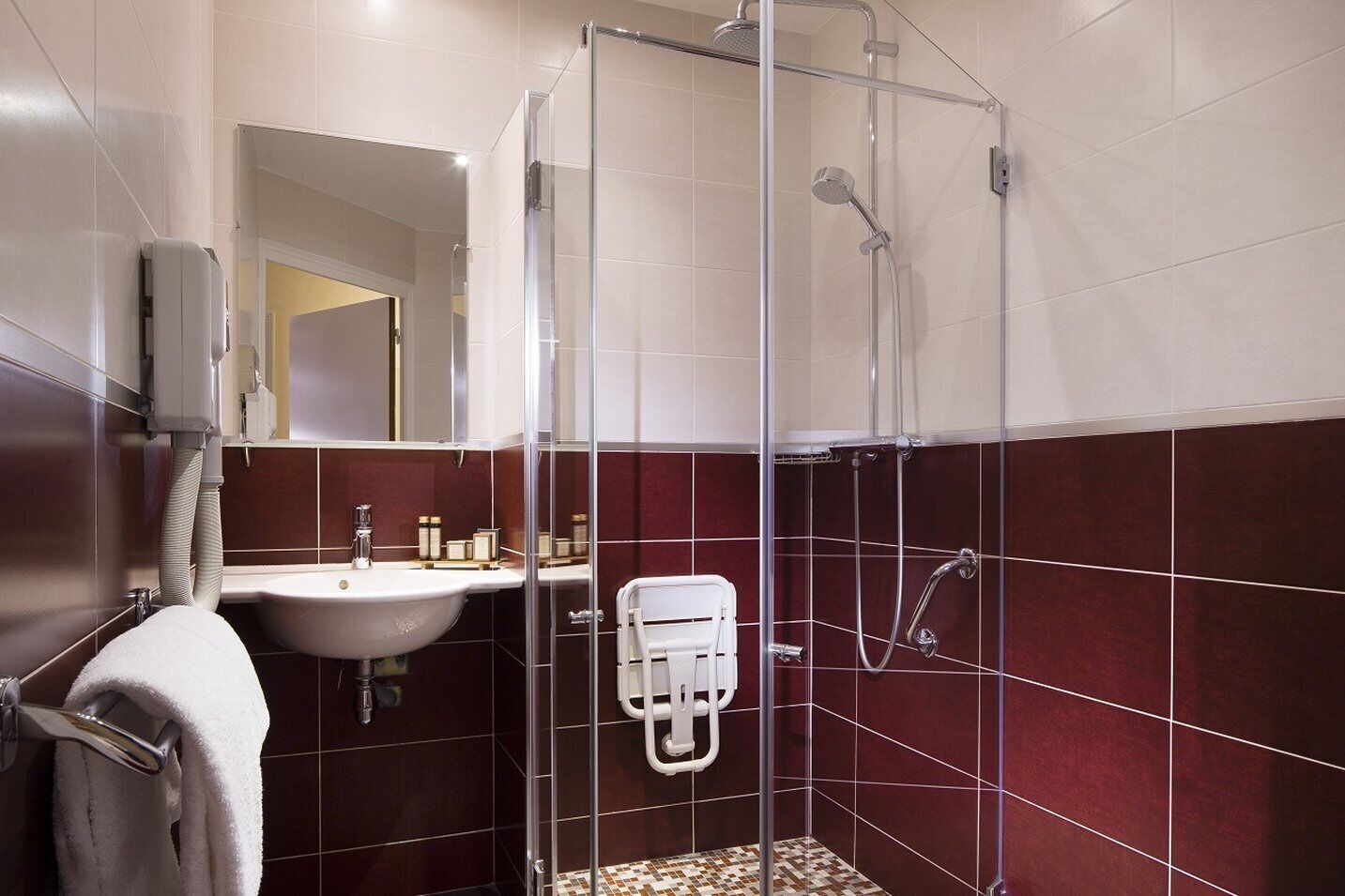 comfort double room | bathroom | combined shower/bathtub, designer toiletries, hair dryer, bidet