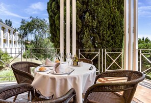Frühstück, Mittagessen, Abendessen, Blick auf den Pool 