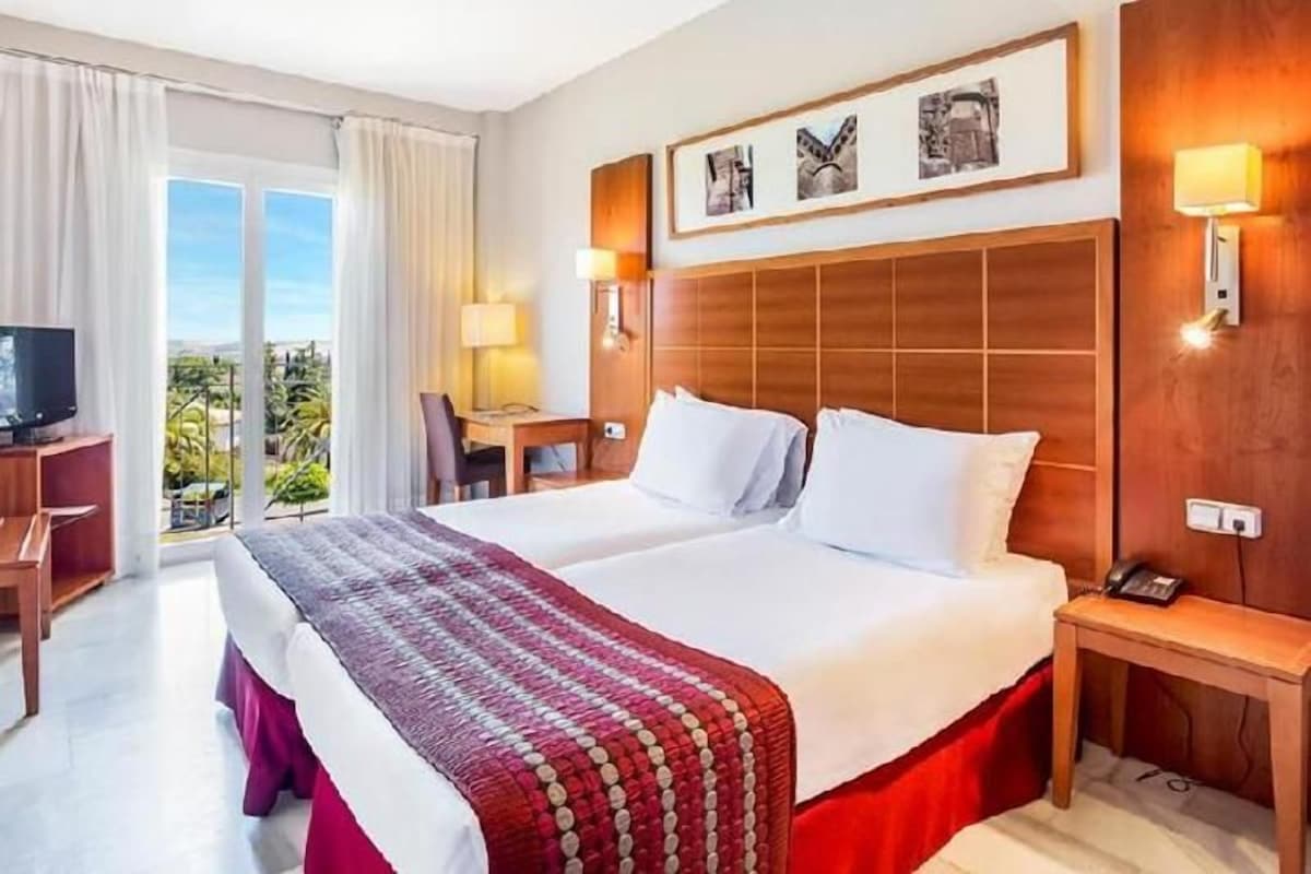 Minibar, in-room safe, desk, WiFi (free)