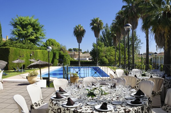 Una piscina al aire libre, sombrillas