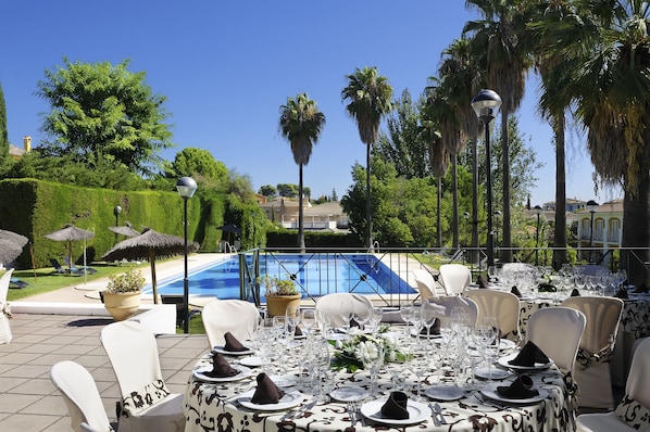 Piscine extérieure, parasols de plage