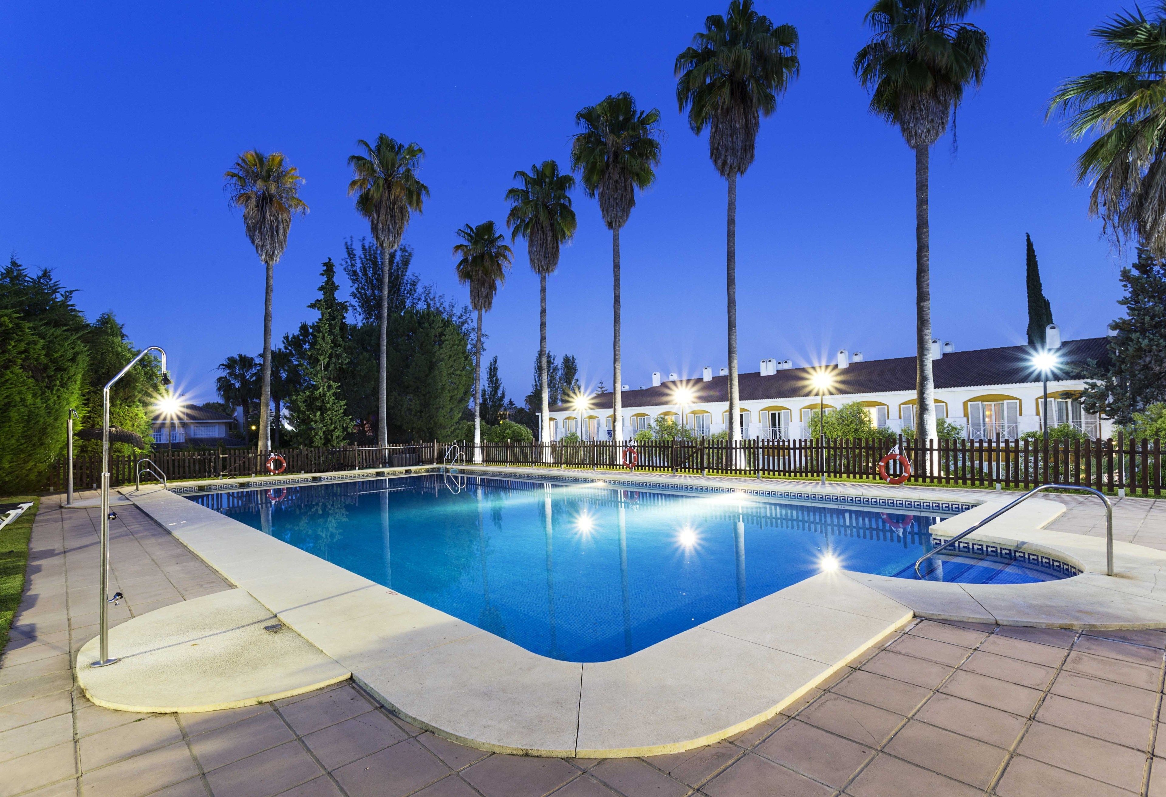Piscina a l'aire lliure i para-sols 