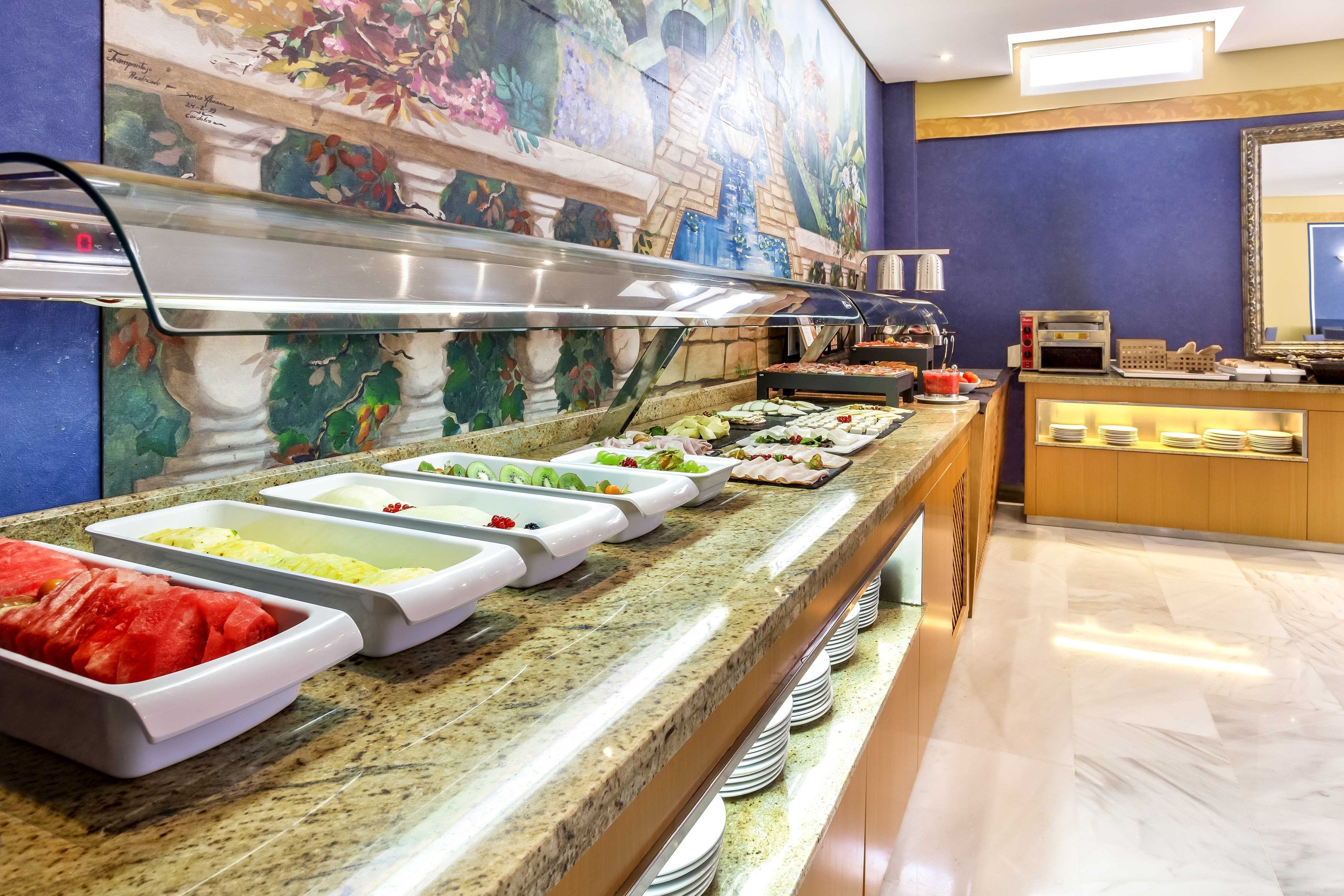 Un buffet con diverse opzioni di cibo, una macchina per il caffè e un murale decorativo al muro.
