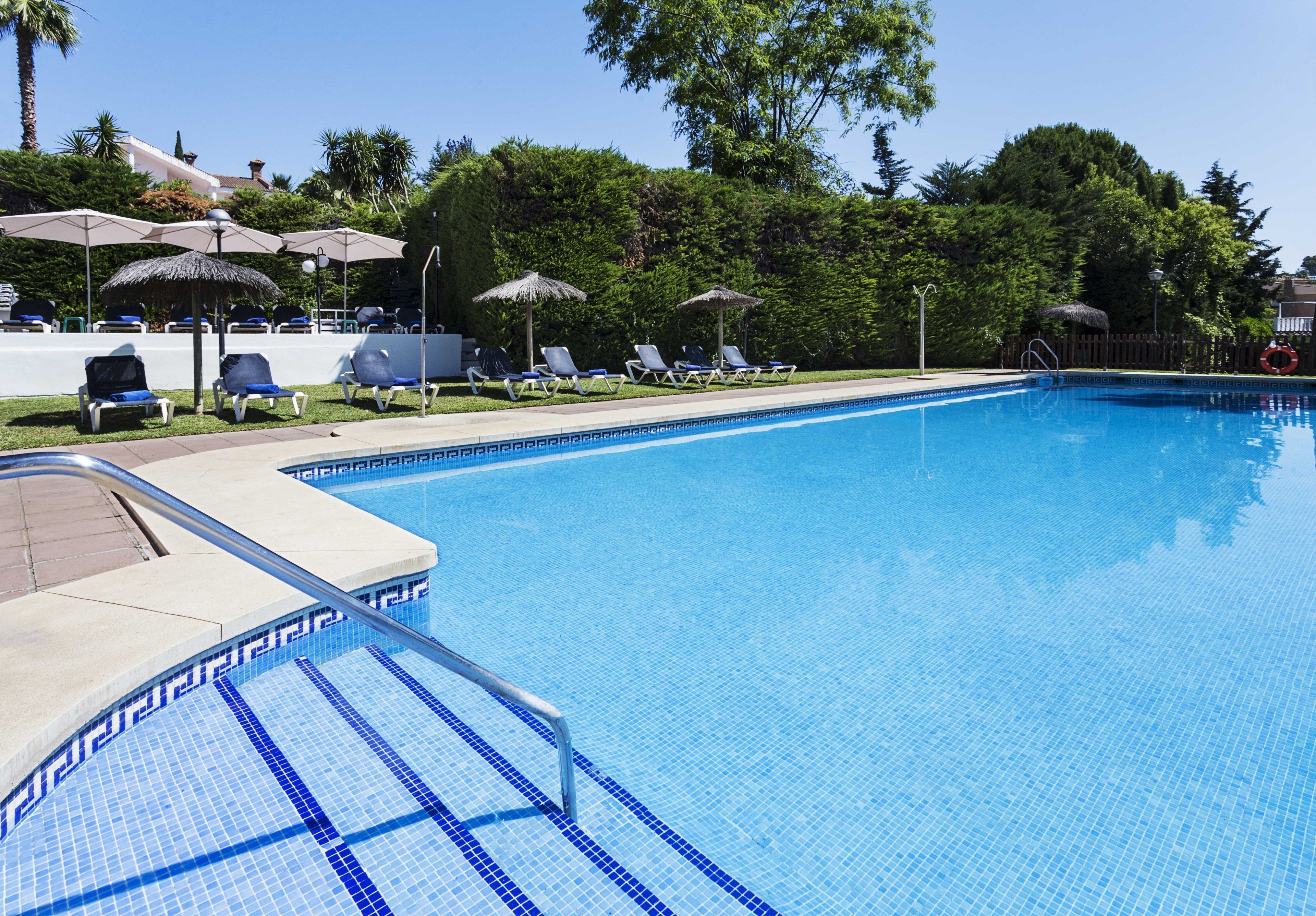 Kolam renang outdoor, dengan payung kolam renang