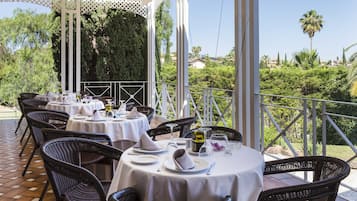 Se sirven desayunos, almuerzos y cenas; junto a la piscina